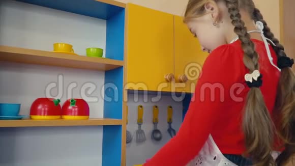小女孩在做饭视频的预览图