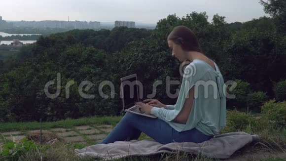 年轻的职业女性在户外使用互联网视频的预览图