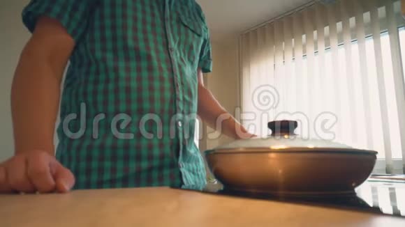 父亲正在家厨房为他的孩子们做饭视频的预览图