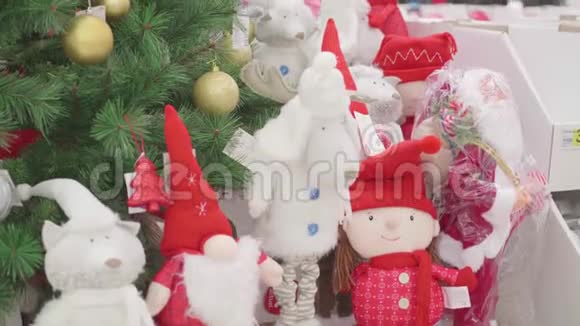 在圣诞节前出售玩具和圣诞树5在新年之前超市里的人都在购物视频的预览图