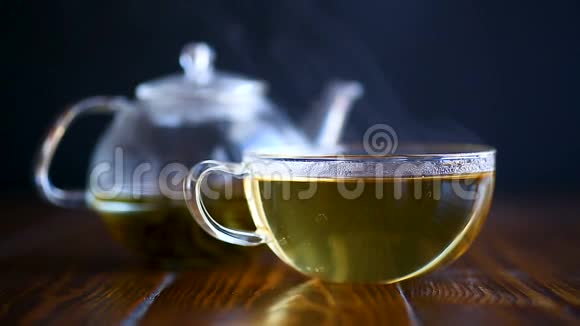 玻璃茶壶里的热茶视频的预览图