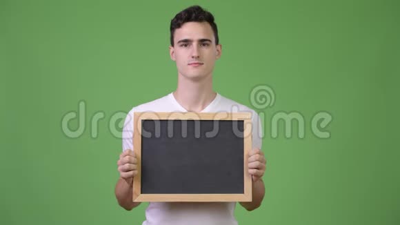 年轻的帅哥一边拿着黑板一边思考视频的预览图