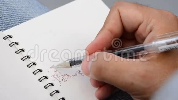 用铅笔在书上画素描视频的预览图