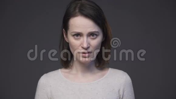 年轻悲伤的女人脸视频的预览图