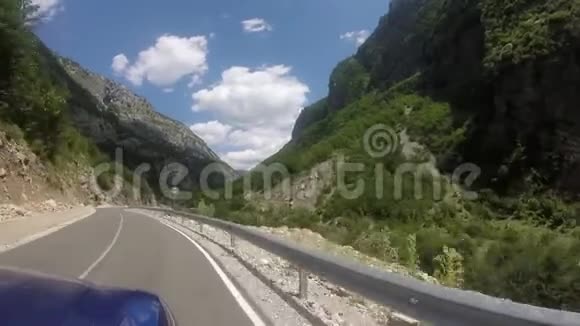 乘坐越野车在弯曲的山路上行驶视频的预览图