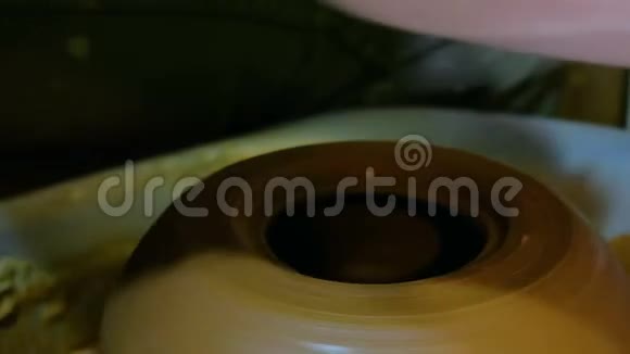 陶瓷车间专用工具的专业陶罐成型碗视频的预览图
