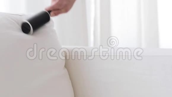 女用粘辊清洁沙发装潢视频的预览图