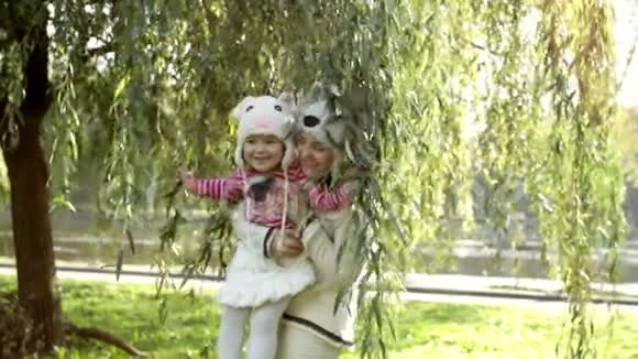 秋天和她妈妈的女儿视频的预览图