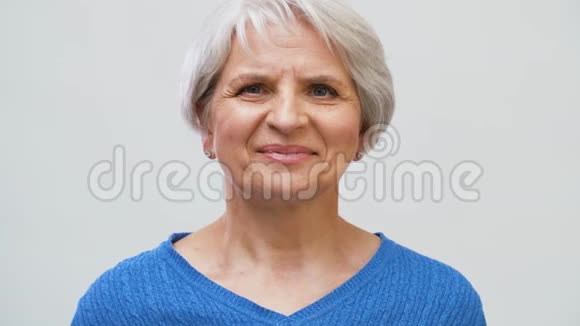 微笑的老年妇女灰色肖像视频的预览图