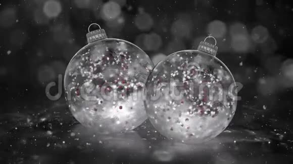 两个圣诞白色冰杯装饰雪红球背景圈视频的预览图
