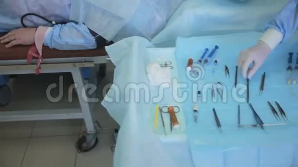 手术室桌子上的手术器械视频的预览图