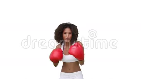 戴着手套的女人拳击视频的预览图
