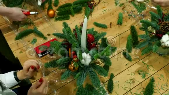装饰圣诞礼物花束视频的预览图