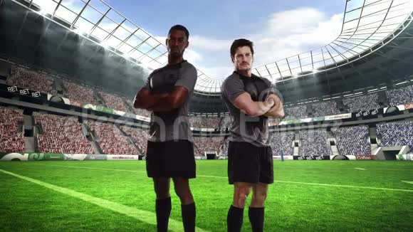 两个严肃的橄榄球运动员摆姿势视频的预览图