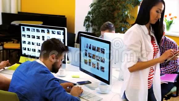 平面设计师在他们的办公桌上工作视频的预览图