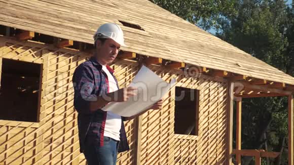 概念建筑构建建筑师慢动作视频戴着头盔的男性生活方式建设者站在建筑上视频的预览图