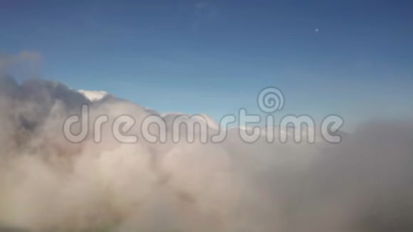 云和蓝天上空的空中景色视频的预览图