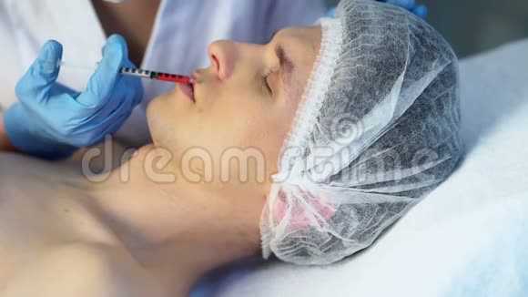 美容师在水疗沙龙中人体皮肤填充物视频的预览图