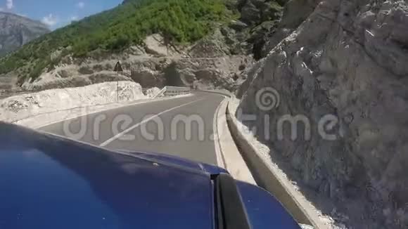 乘坐越野车在弯曲的山路上行驶180度曲线视频的预览图