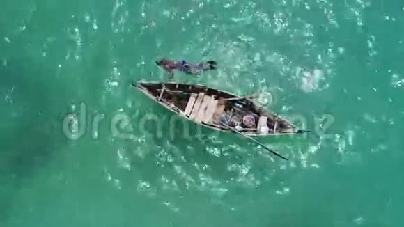大海船和渔夫在水里视频的预览图