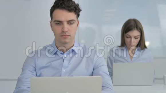 商务人士在网上聊天视频的预览图