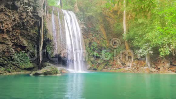 美丽的瀑布在埃拉万国家公园Kanchanaburi省在泰国西部视频的预览图