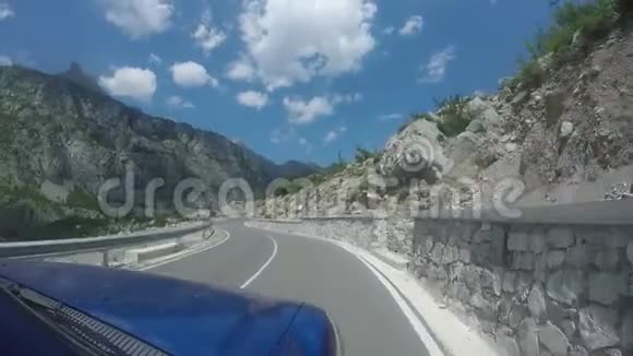 乘坐越野车在弯曲的山路上行驶180度曲线视频的预览图