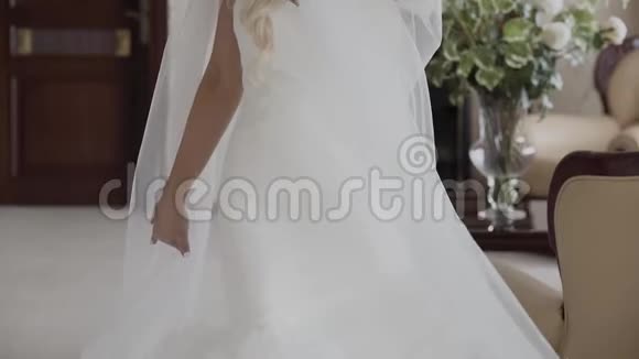 穿白色裙子的女人的手视频的预览图