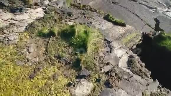 在基利基山崖上空的呼吸飞行空中镜头视频的预览图