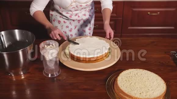 女人正在厨房做蛋糕视频的预览图