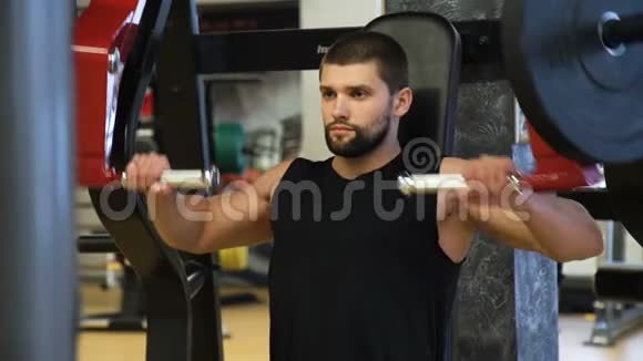 运动健身锻炼强壮的男人锻炼视频的预览图