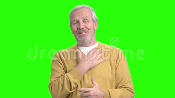 在绿色屏幕上说话的成熟男人视频的预览图