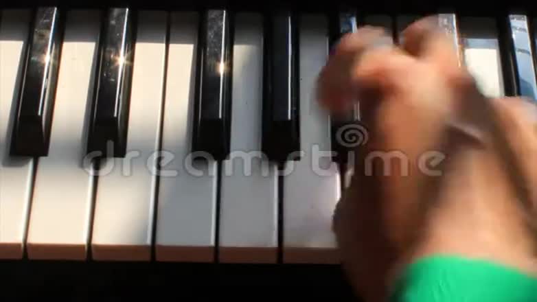 弹风琴的女孩视频的预览图