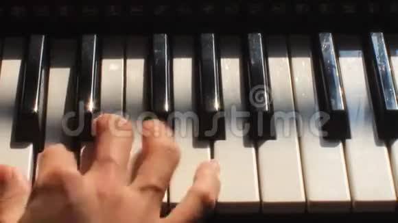 弹风琴的女孩视频的预览图