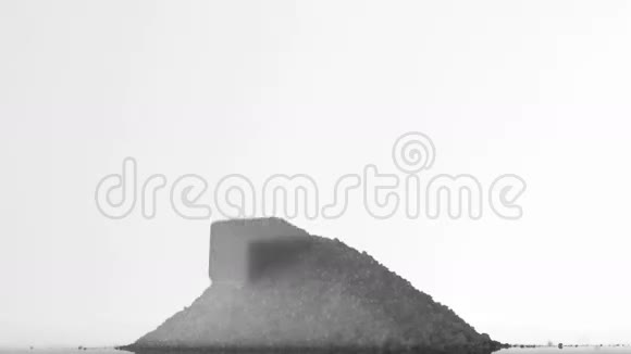 白色背景下的糖块落入糖堆视频的预览图