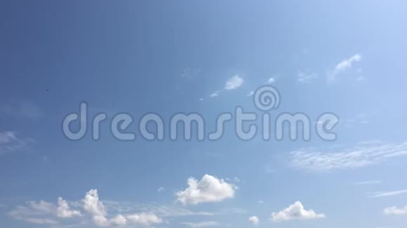 白云在蓝天上的烈日下消失了延时运动云蓝天背景和太阳视频的预览图