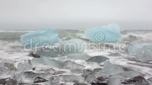 冰岛黑沙滩上的冰岩视频的预览图