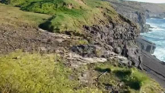 在基利基山崖上空的呼吸飞行空中镜头视频的预览图