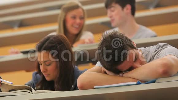 学生睡在报告厅视频的预览图