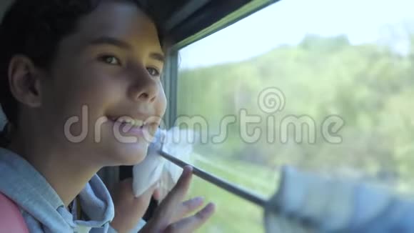 小女孩十几岁是乘火车旅行的背包客旅游运输铁路生活方式的概念旅游学校视频的预览图