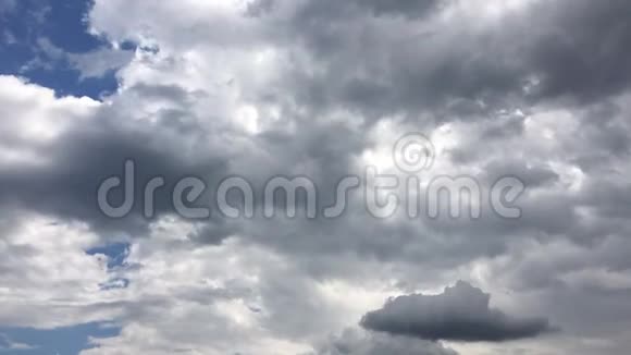 白云在蓝天上的烈日下消失了延时运动云蓝天背景和太阳视频的预览图