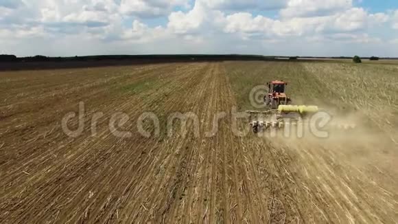拖拉机准备播种16行空中栽培概念播种耕田拖拉机和生产自动化视频的预览图