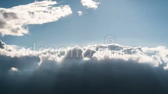 卷曲的云在天空中移动时间流逝视频的预览图