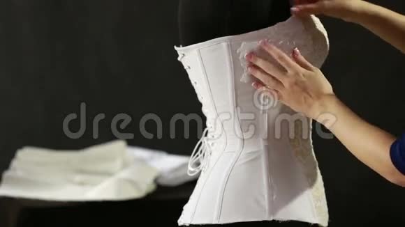在制造工厂内衣里系紧身衣内衣制造系花边紧身衣女裁缝白色胸衣视频的预览图