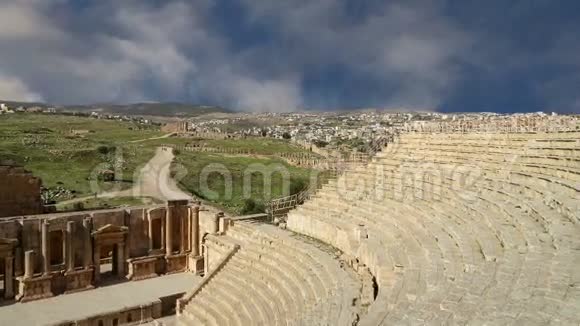 约旦杰拉什省首府和最大城市杰拉什热拉萨的圆形剧场视频的预览图