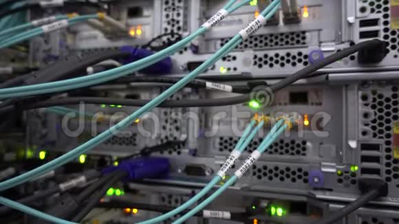 光学服务器通勤者闪烁的灯光光纤在大数据中心的机架上切断电脑视频的预览图