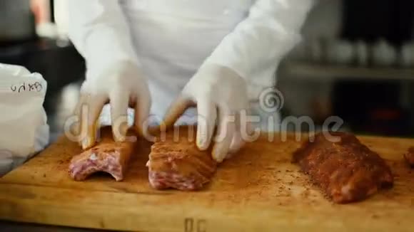 在餐厅的厨房里由专业厨师准备带有香料的排骨视频的预览图
