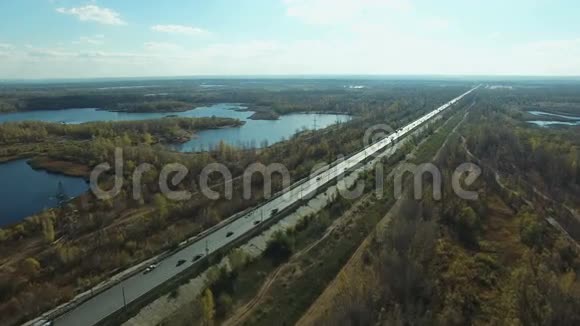 公路和公路上乘汽车旅行的人的空中镜头视频的预览图