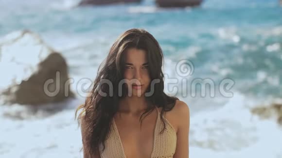 海滩上穿比基尼的美女肖像视频的预览图