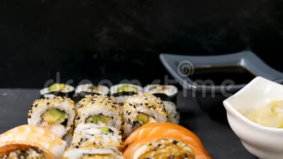 各种美味健康的寿司组合视频的预览图